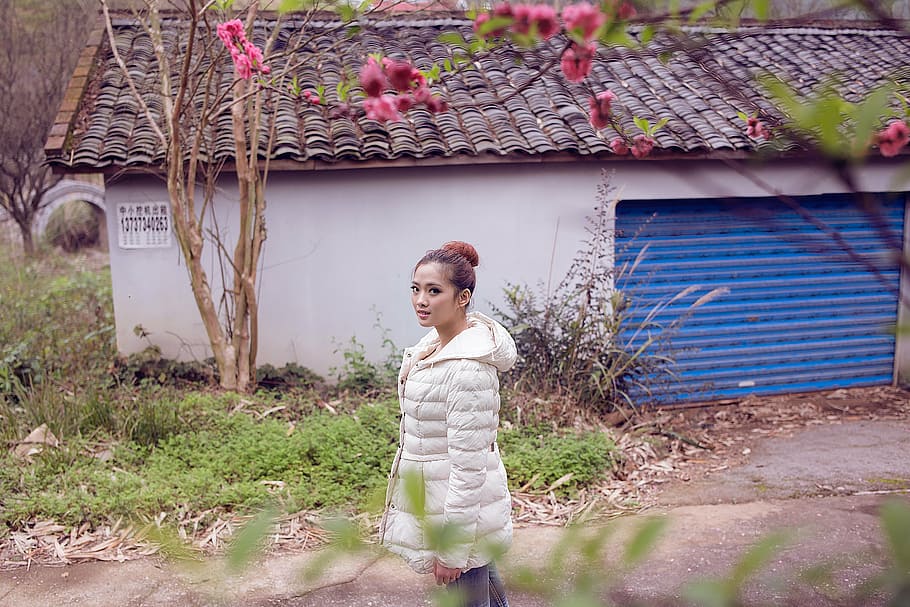 peach blossom, quilted jacket, small house, review, sideways, side girl, girl wearing a down coat, looking back good women, spring, tile-roofed house