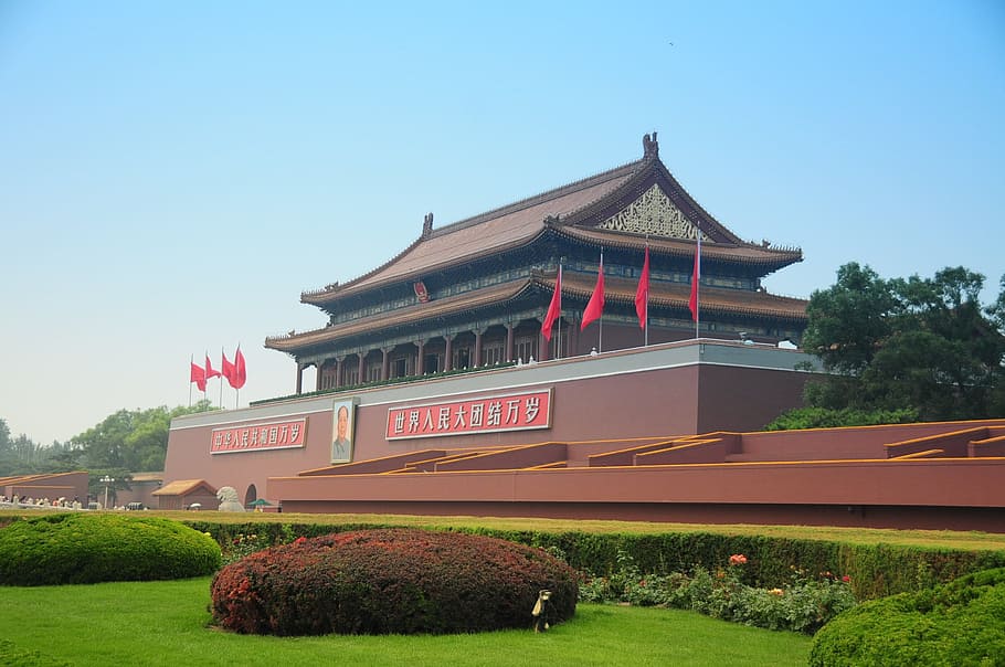 갈색, 빨간, 신전, 베이징 중국, 천안문 광장, 의장 마오, 붉은 깃발, 푸른 하늘, 잔디 헤지스, 건축물