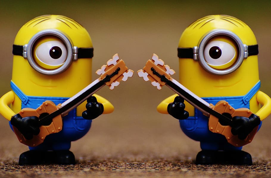 dois, desprezível, brinquedos plásticos dos minions, guitarra dos minions, música, engraçado, figuras, duplo, fofo, amarelo