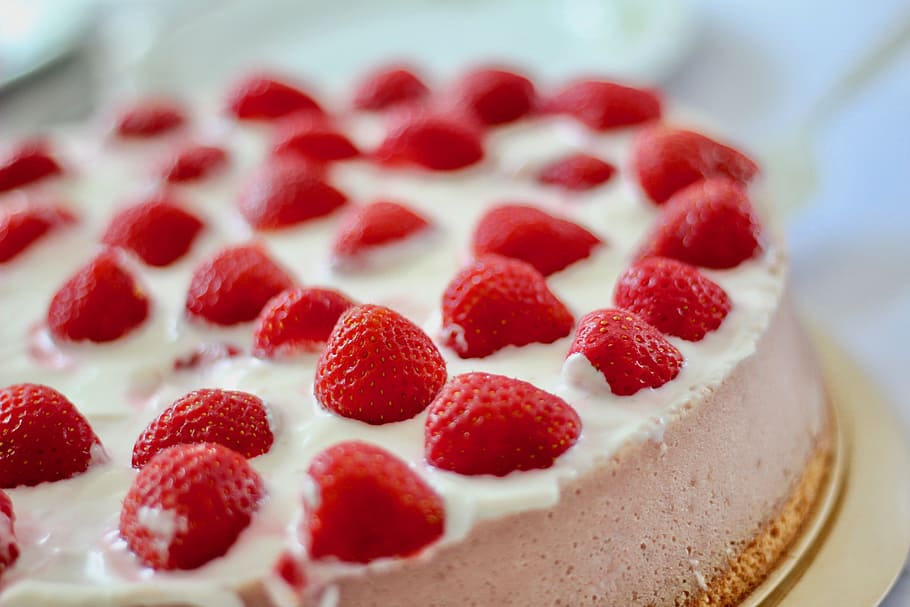 white, icing-covered cake, strawberries, cake, sweet, red, bake, delicious, eat, fruits