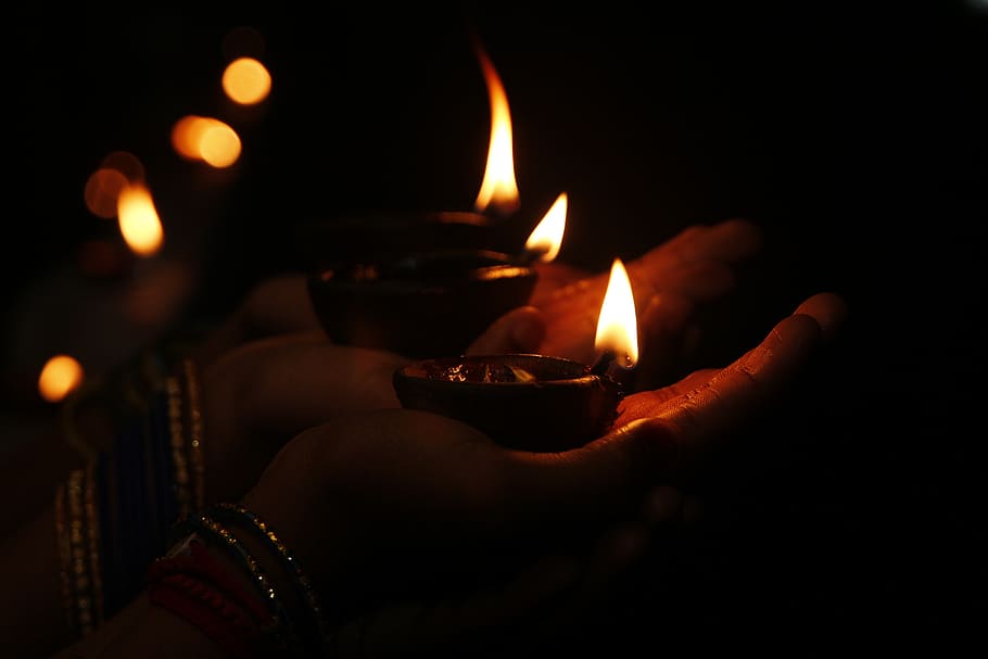 chama, vela, luz de velas, queimado, escuro, ardente, fogo, mão humana, mão, parte do corpo humano