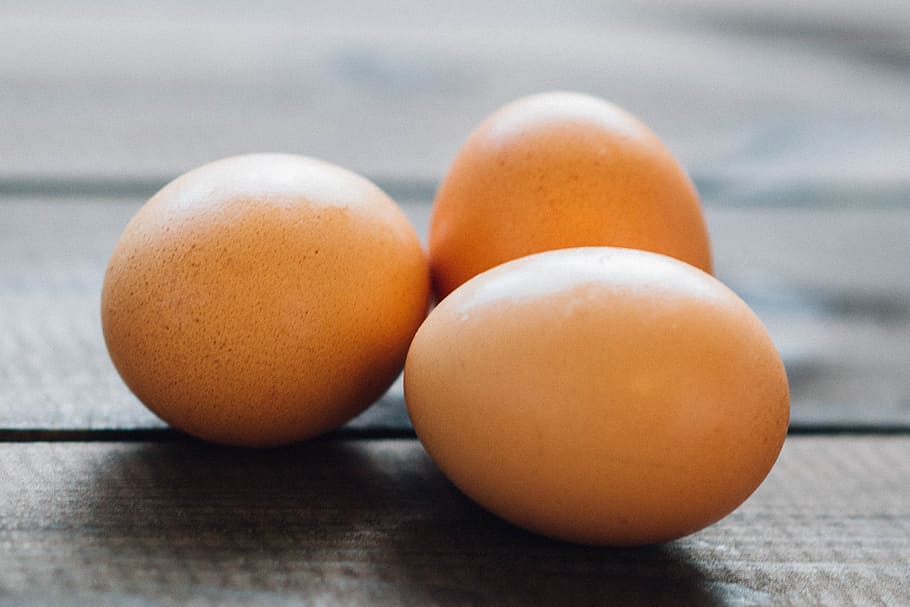 tres huevos blancos, huevos, comida, desayuno, comida y bebida, alimentación saludable, frescura, huevo, bienestar, primer plano