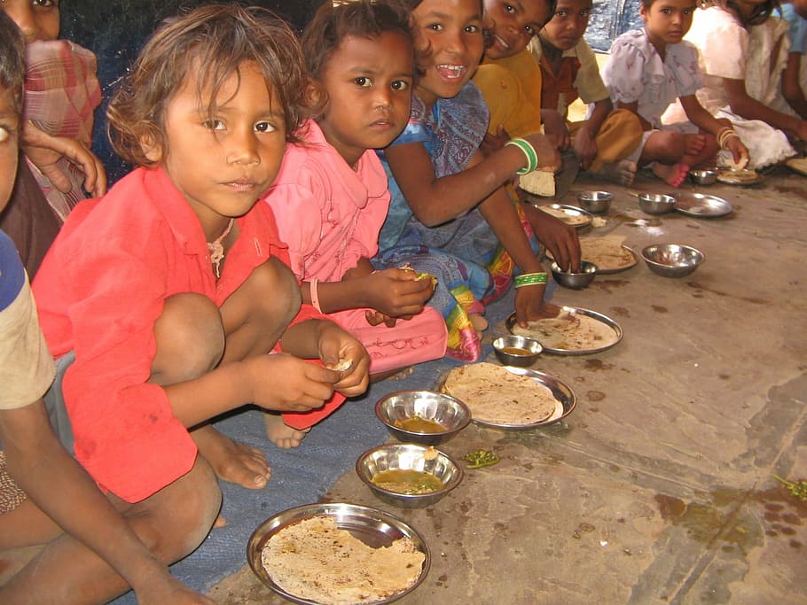 niños comiendo roti, akshaya patra rajasthan, comida de medio día en rajasthan, cocina descentralizada, comida para niños, niños, comida, escolares, pobreza, personas