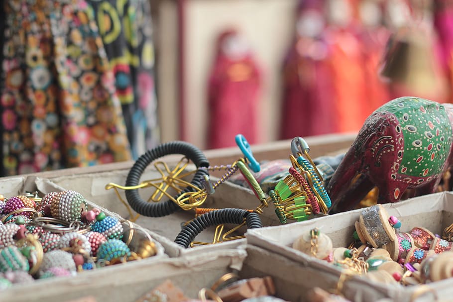 indian traditional shopping, jaipur shops, toys, art and craft, selective focus, multi colored, large group of objects, variation, choice, craft