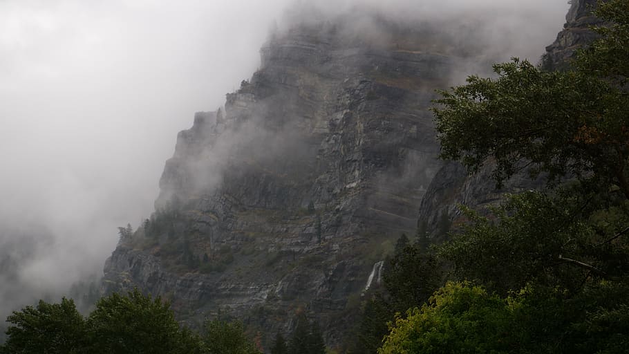 panorâmica, colina da foto, floresta, coberto, nevoeiro, dia, marrom, montanha, azul, céu