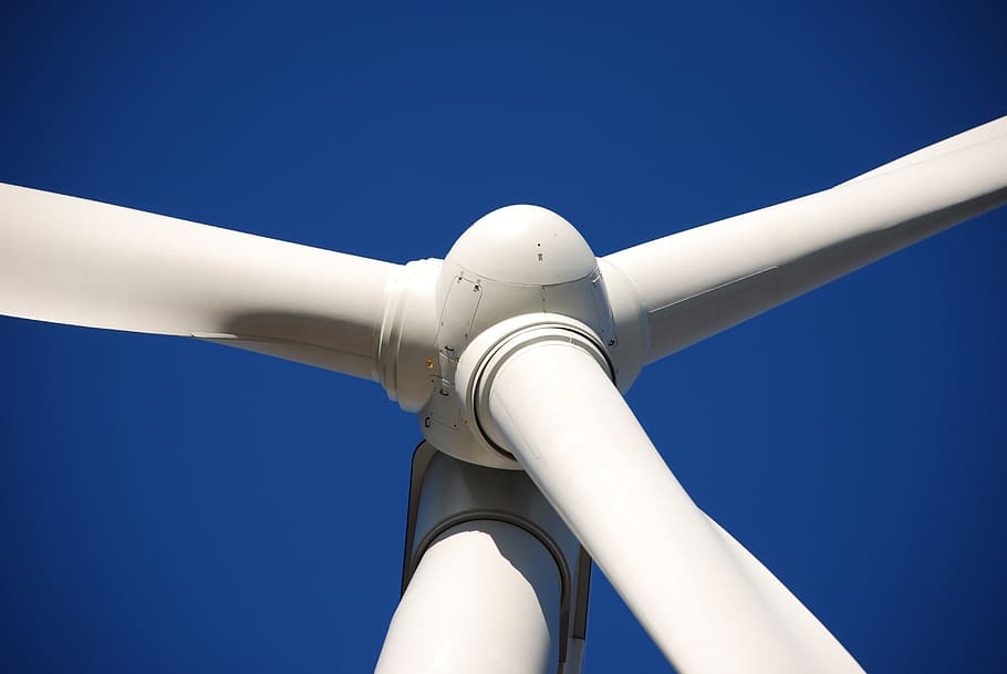白い風車の写真, 風車, 風, 風力タービン, 電気, 電力, エネルギー, クローズアップ, 発電機, 駆動