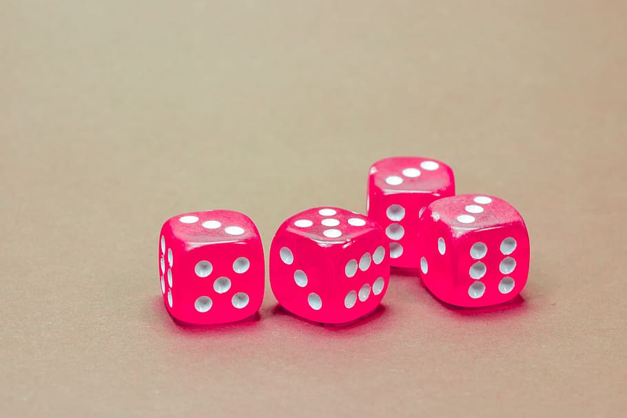 quatro dados em rosa e branco, cubo, cubo de jogo, velocidade instantânea, pagar, jogar, pôquer, jogar pôquer, jogos de azar, brinquedos