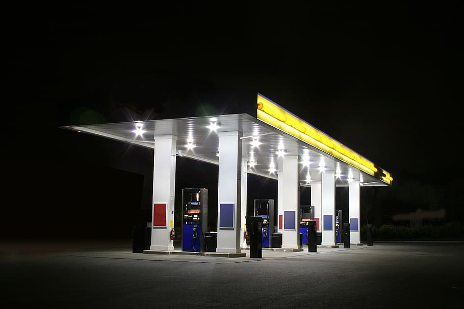 白, 黄色, ガソリンスタンド, 夜の時間, 夜, 照明付き, 給油, 燃料ポンプ, 建築, 燃料と発電