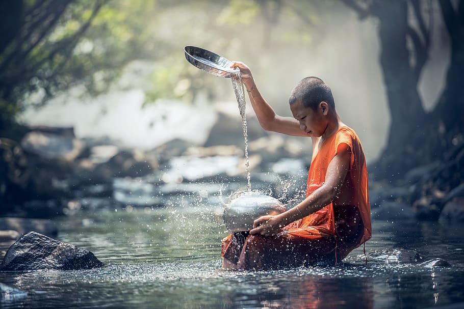 raso, fotografia de foco, monge, derramando, água, pote de prata, rio, antigo, meditação, arquitetura