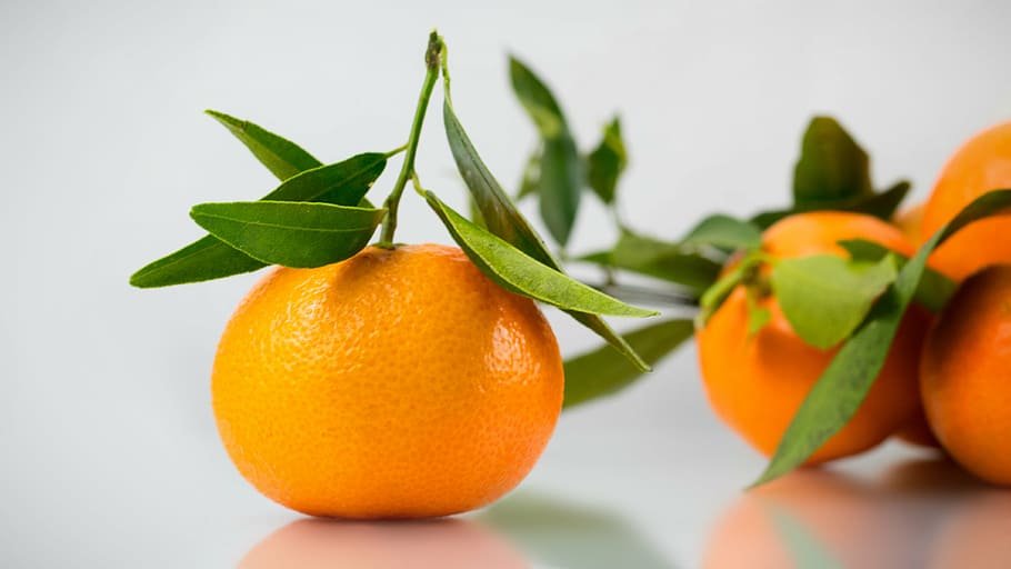 frutas naranjas, naranja, fruta, mesa, hojas, fresco, cítricos, saludable, color naranja, comida y bebida