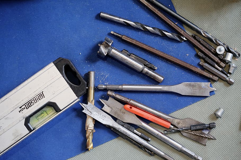 ferramentas, nível, brocas, parafusos, azul, ferramenta de trabalho, natureza morta, ferramenta, mesa, metal