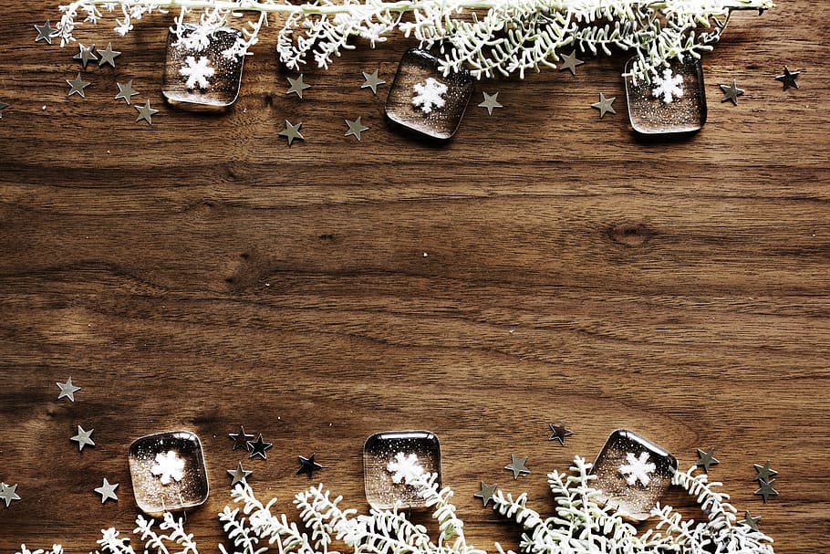 seis, pisapapeles de copo de nieve, marrón, madera, tablero de la mesa, navidad, fondo, celebrar, celebración, espacio de la copia