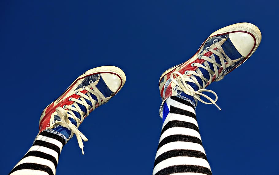 zapatillas altas multicolores, zapatos, calzado, zapatillas, piernas, mujer, moda, modelo de moda, medias, rayas