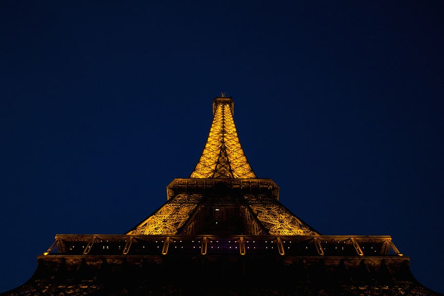 foto de ângulo baixo, torre eiffel, paris, torre, frança, história, céu noturno, vida noturna, eiffel, luz