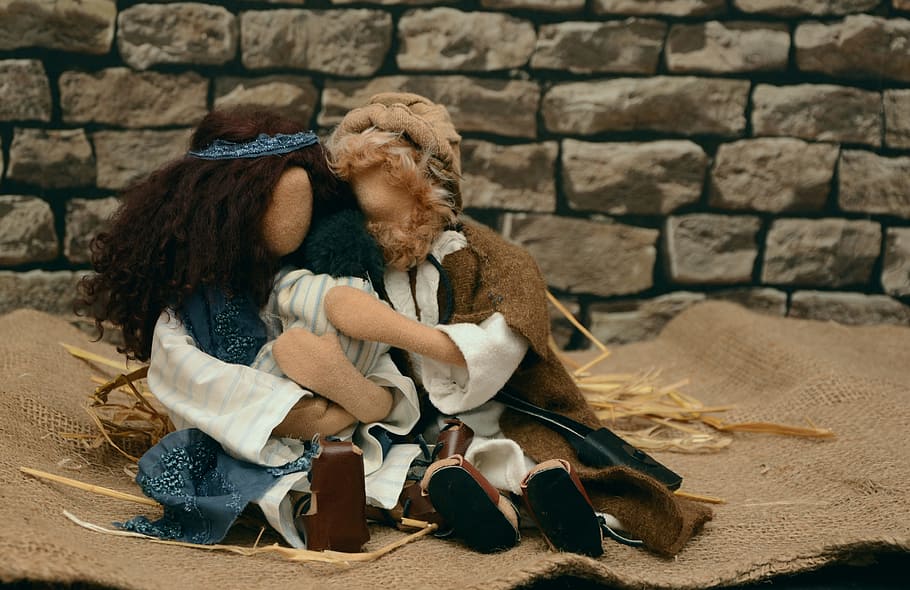 two, dolls, brown, area rug, figures, biblical narrative figures, mary and joseph, birth of jesus, child, christmas story