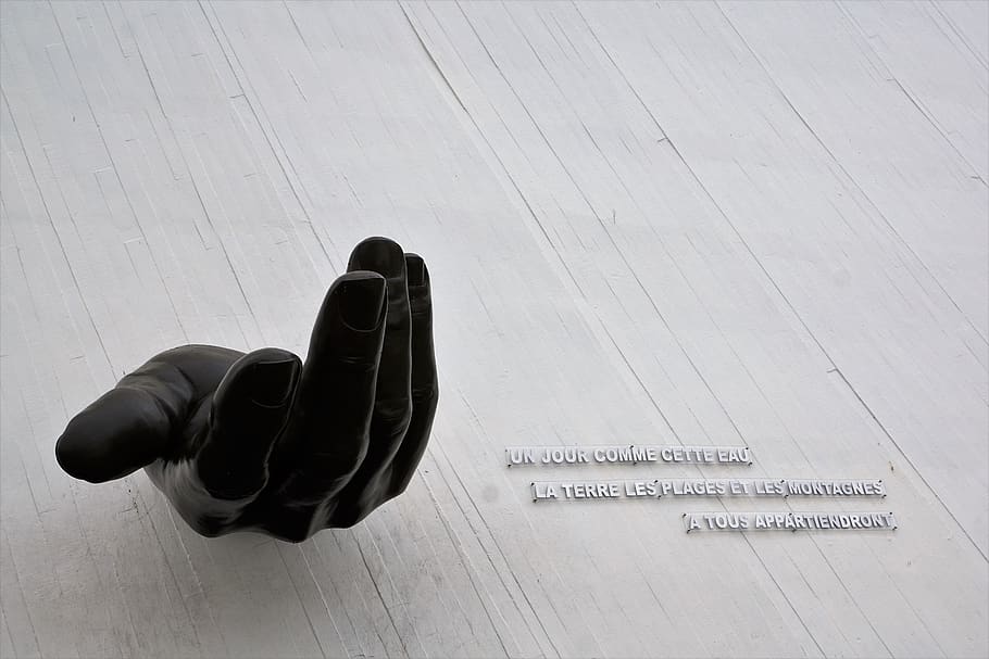 escultura, mão, dizendo, sapato, dentro de casa, piso de madeira, revestimento, madeira, vista de alto ângulo, texto