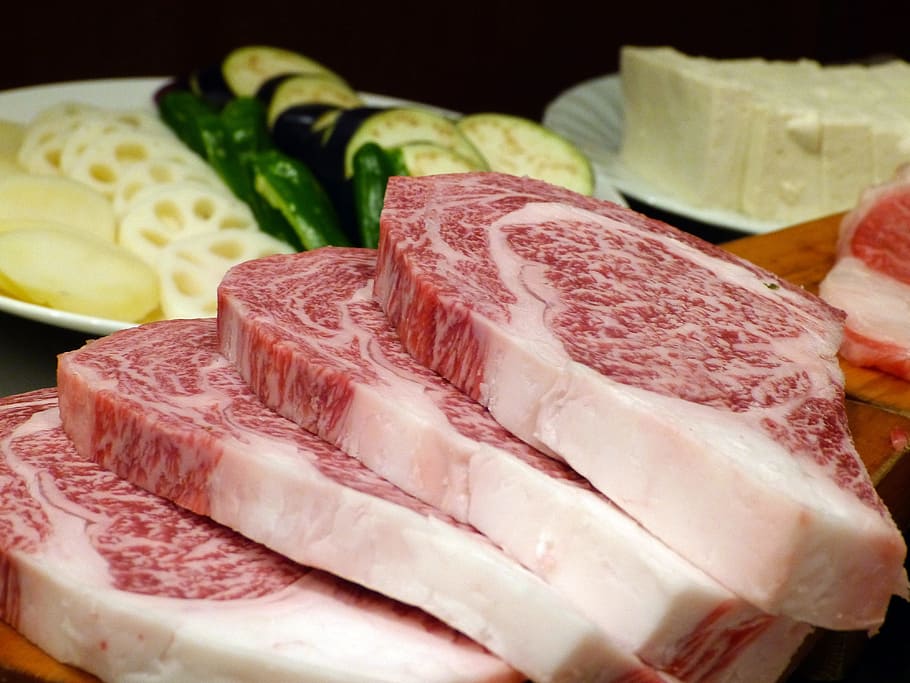 pila de carne cruda, carne, carne de res, carne de kobe, cruda, verduras, comida, japonés, japón, comida y bebida