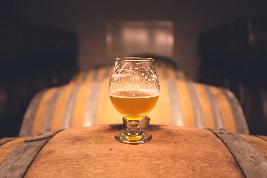 shallow, focus photography, clear, goblet glass, top, beer barrel, beer, alcohol, brew, drink