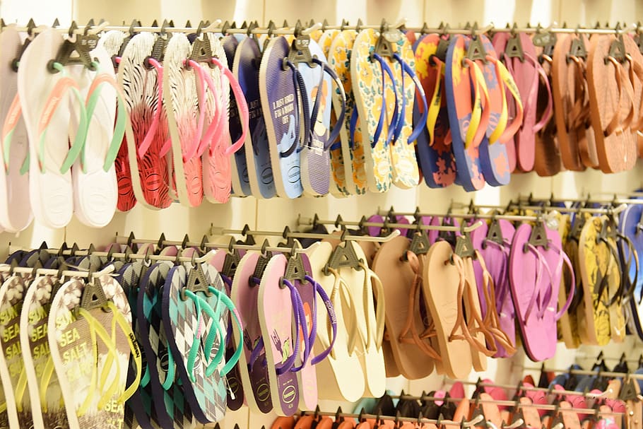 sandalias, pantuflas, tienda, calzado, gran grupo de objetos, elección, multicolores, venta minorista, variación, en fila
