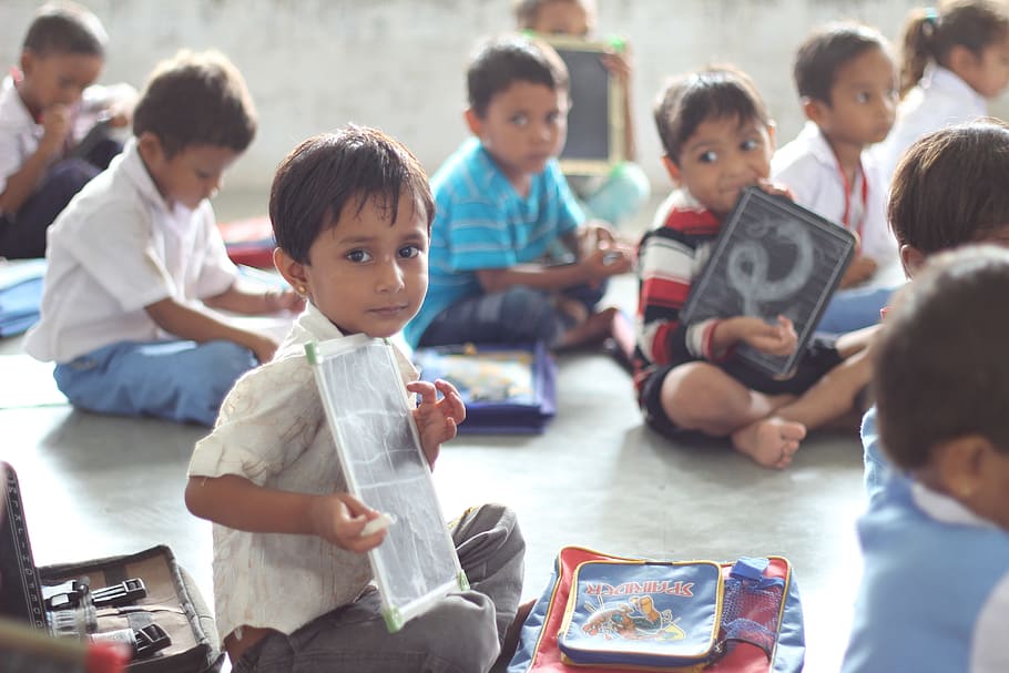 chico, sosteniendo, blanco, papel, escuela, india, niños, ahmedabad, infantil, personas