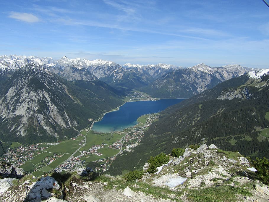 Вершина горного озера. Снежные горы в Испании. Alpine Mountains. Achensee.