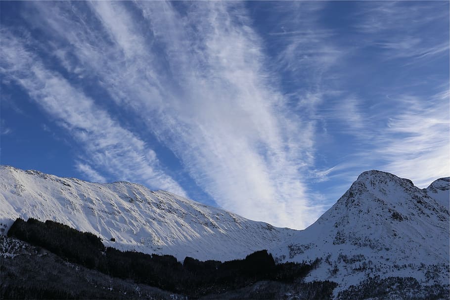 montanha, coberto, neve, branco, revestido, montanhas, nublado, céu, inverno, azul