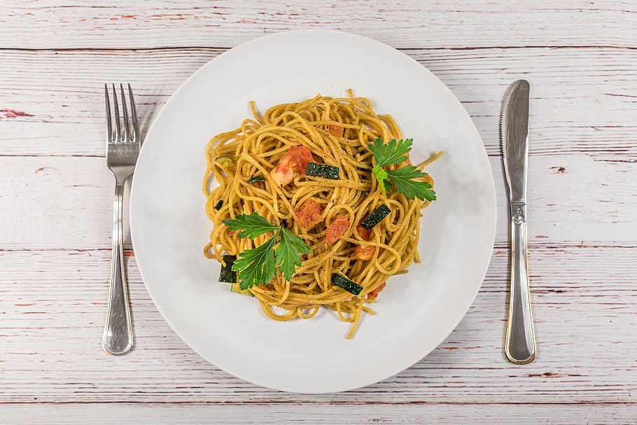 spaghetti, fresh, pasta, delicious, wooden table, food, italian, noodles, eat, cook