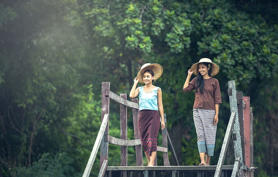 Dos, mujeres, sombrero, caminar, gris, madera, puente, durante el día, dama, asia