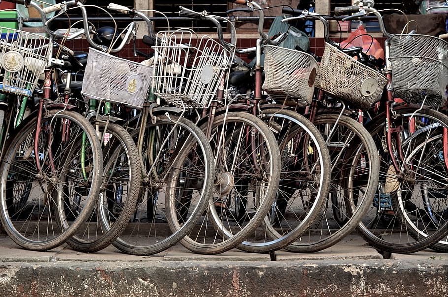 estacionamiento de bicicletas de varios colores estacionado, bicicletas, cestas, bicicleta, transporte, nadie, estacionaria, modo de transporte, vehículo terrestre, día
