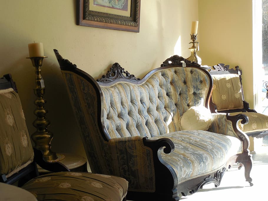 marrón, de madera, enmarcado, amarillo, gris, acolchado, sofá copetudo, dos, sillones, copetudo
