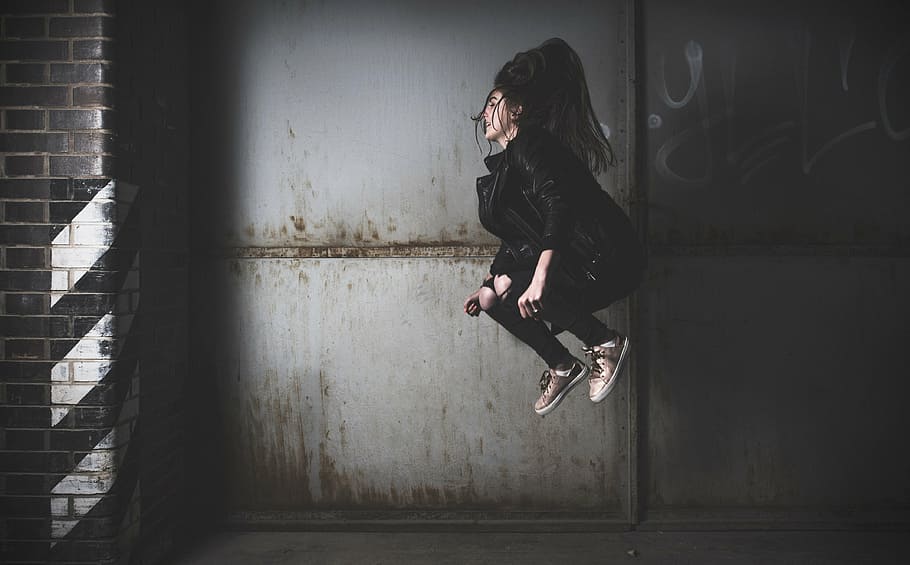 mulher, preto, jaqueta de couro, realizando, saltar fotografia, escuro, construção, pessoas, menina, sozinho