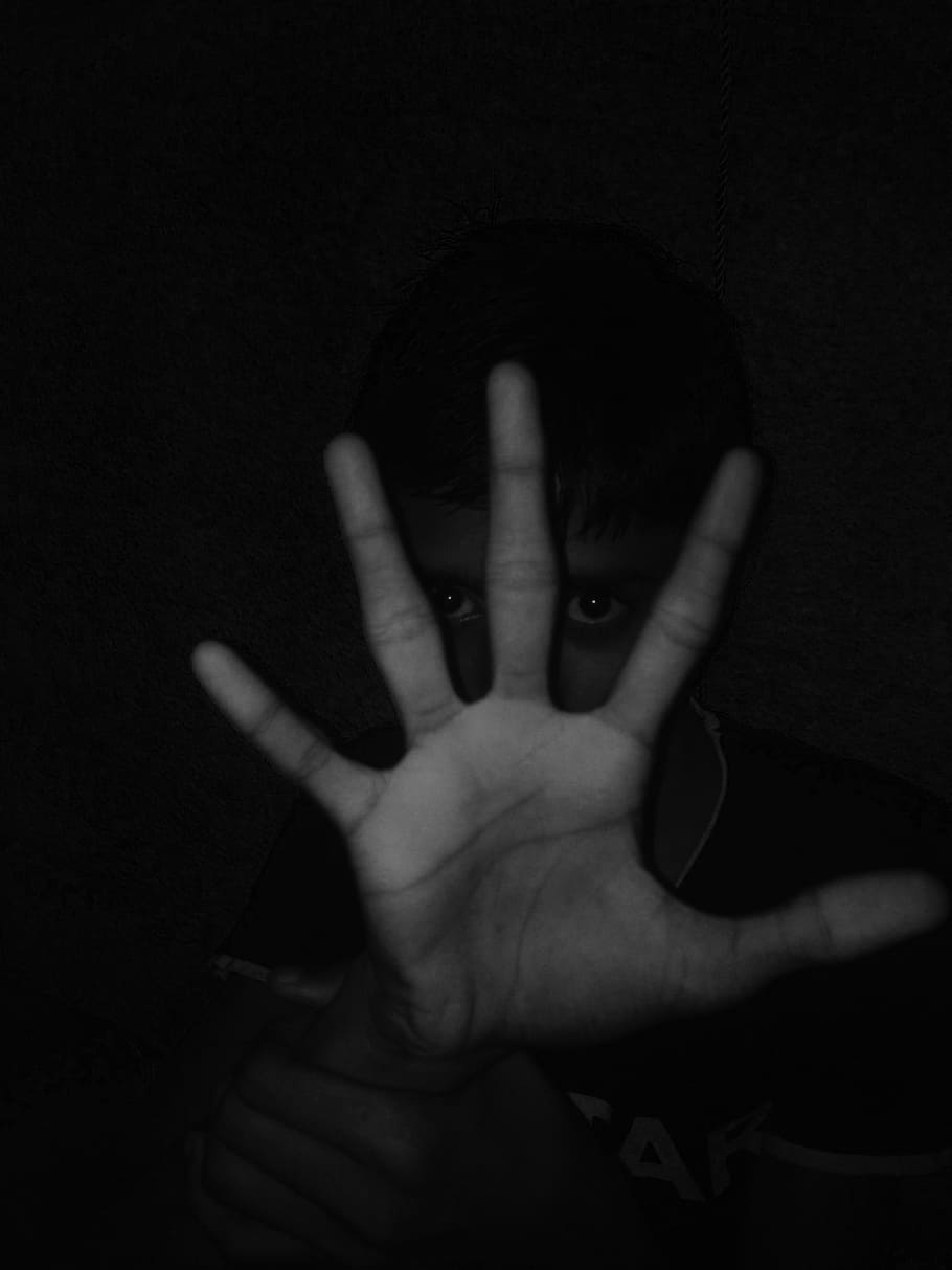 мальчик, показывая, пять, пальцы, ужас, жутко, ночь, похожий на привидение, страшный, страх