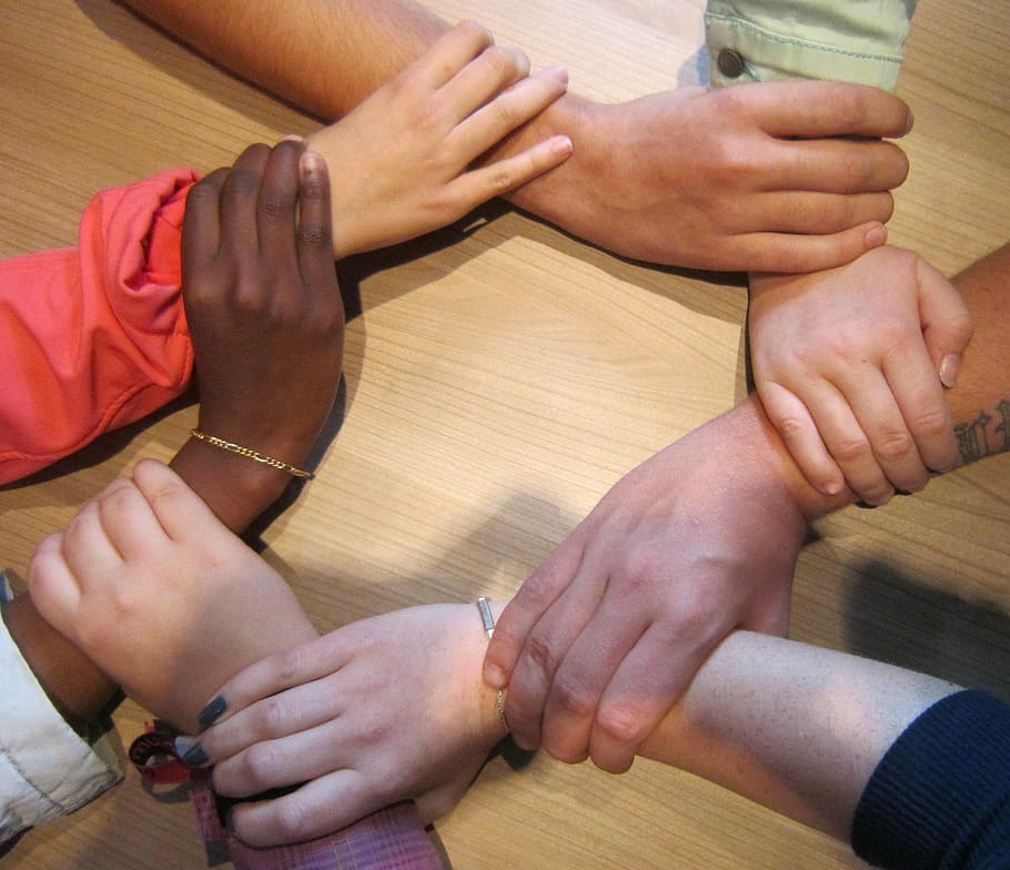 personas sosteniendo muñecas, juntos, equipo, personas, círculo, manos, grupo, apoyo, dos personas, mano