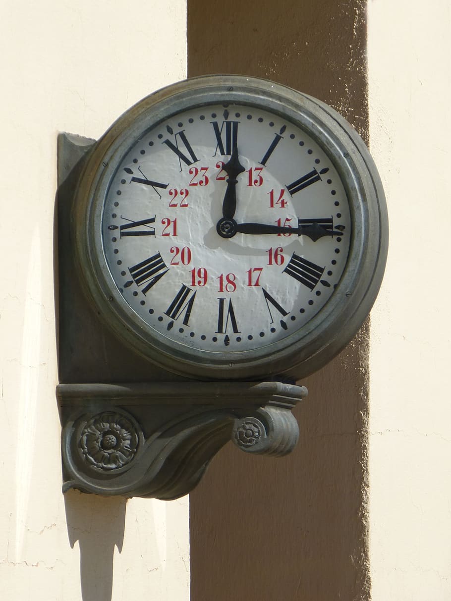 Сделай часы на станции ярче. Часы на станции. Станция с часами. Станция для часов. Часы старые на станции.
