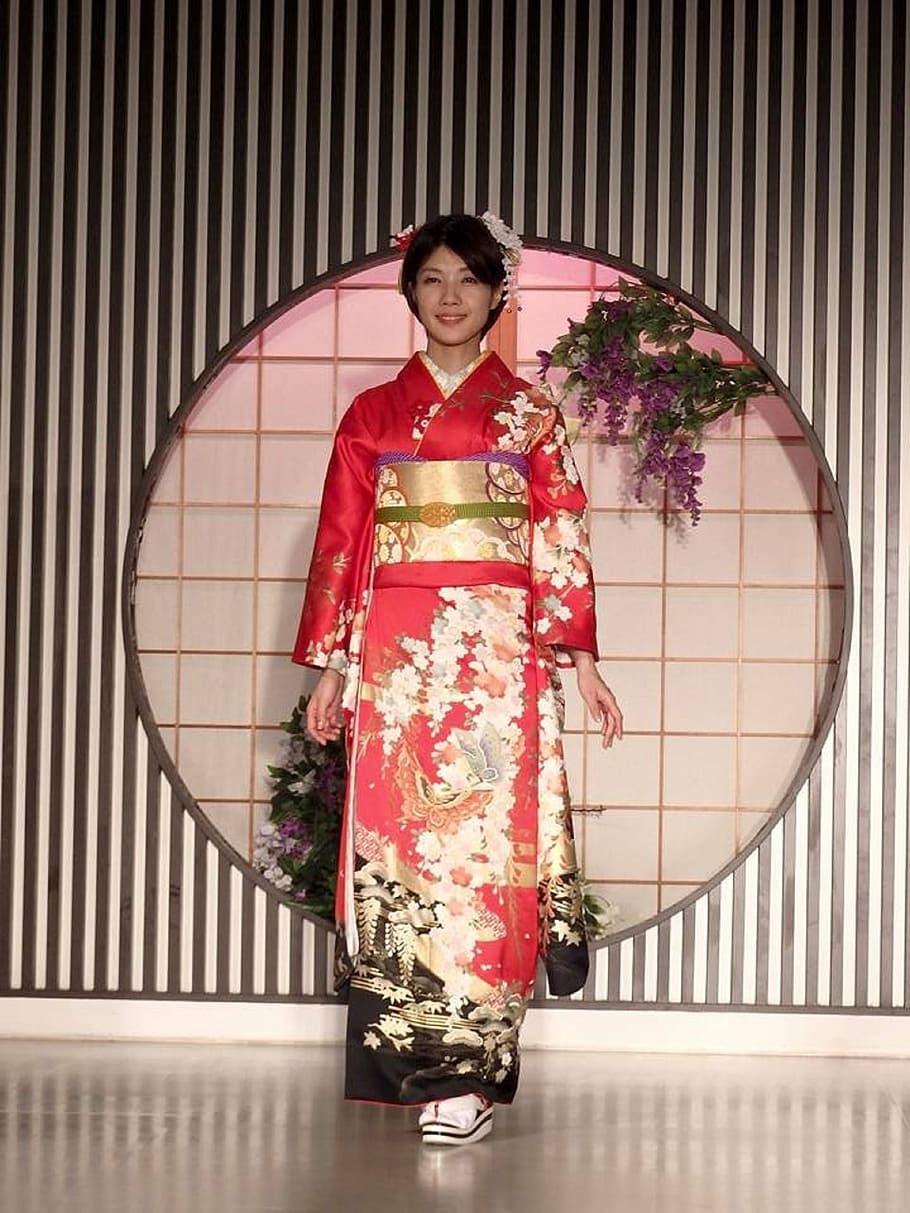mujer, vistiendo, floral, kimono, vestido, moda japonesa, moda kimono, mirando a cámara, retrato, de pie