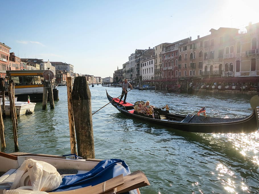 góndola, Venecia, Italia, agua, muelles, edificios, casas, apartamentos, arquitectura, pareja