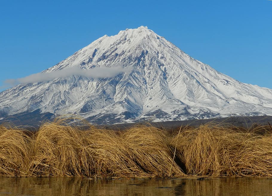 koryaksky volcano, kamchatka, autumn, snow, golden grass, landscape, nature, fall colors, lake, snowy mountains