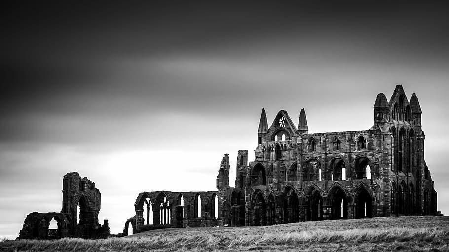 fotografía en escala de grises, edificio de ruinas, whitby abbey, goth, gótico, 199 escalones, whitby, yorkshire, abadía, costa