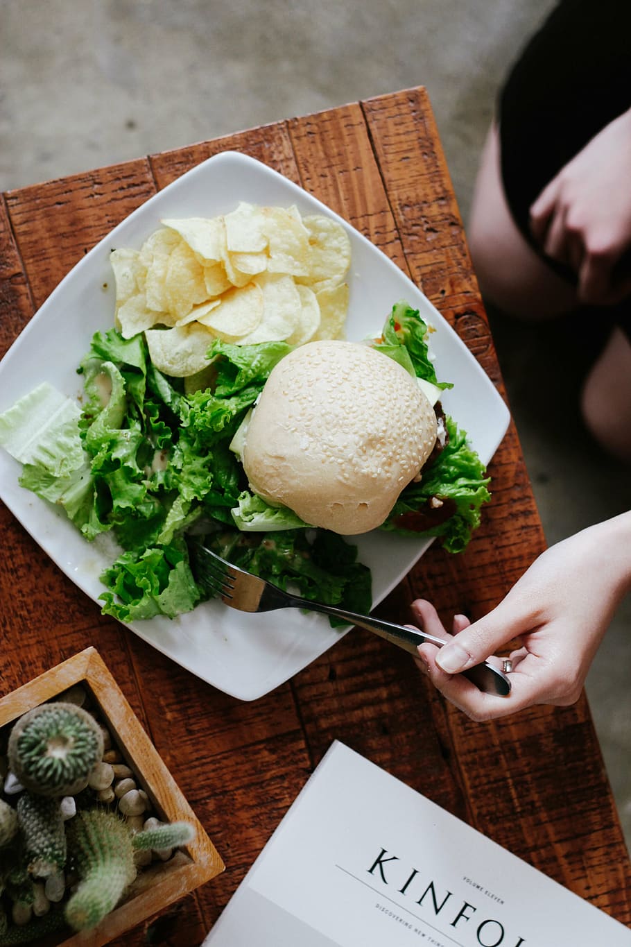 flat, lay, photography, burger, lettuce, chips, plate, table, wood, vegetable