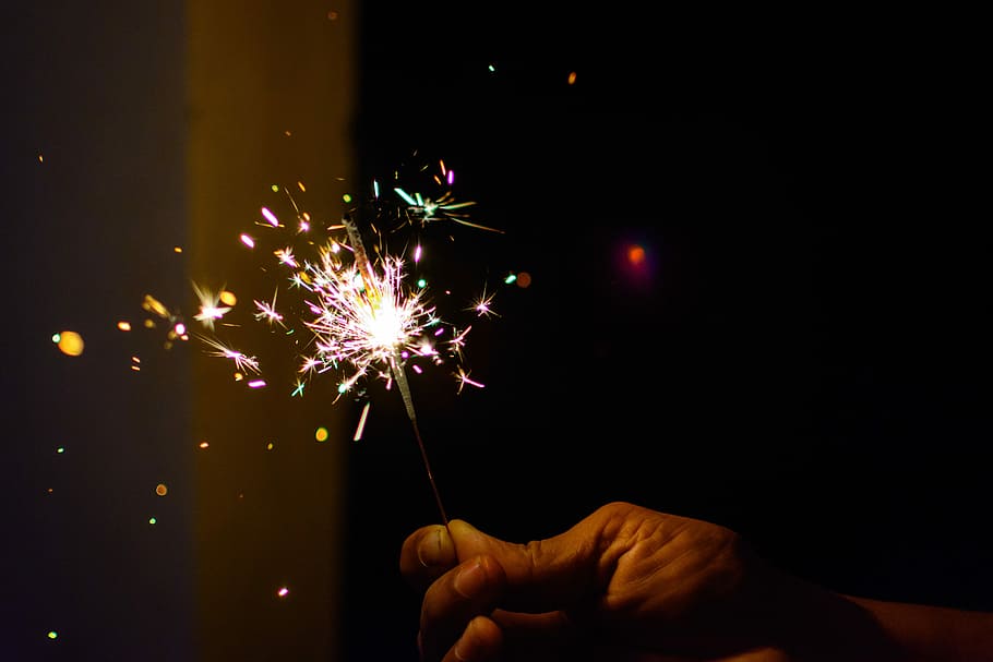 pessoa, segurando, mini fogos de artifício, mini, fogos de artifício, diamante, cores, diwali, luz, deepavali