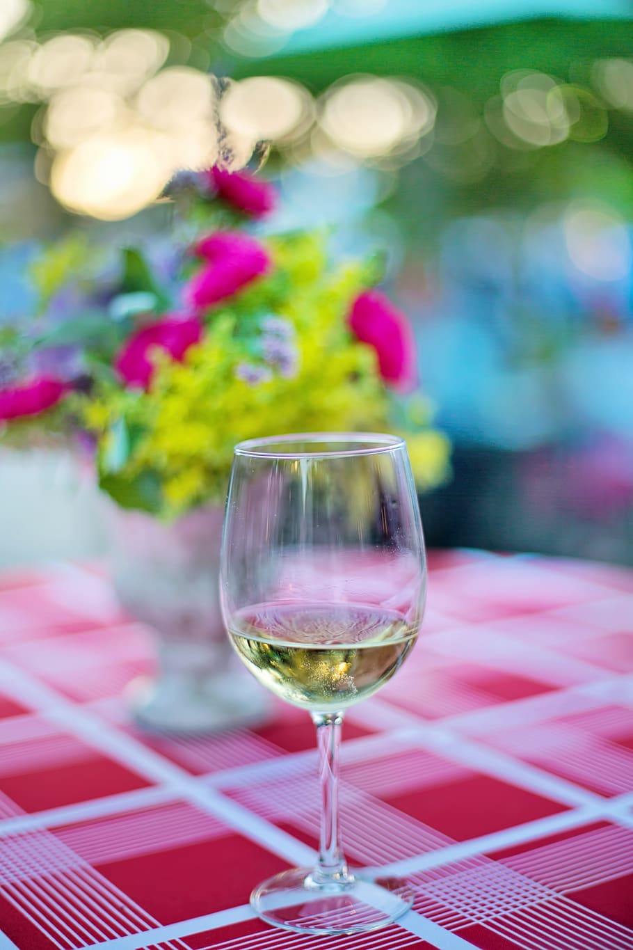 glass of wine, white wine, wine, goblet, drink, alcohol, beverage, wineglass, celebration, glass