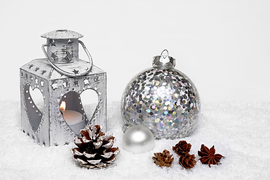 abu-abu, lentera lilin logam, perhiasan natal, bola, natal, dekorasi natal, selamat natal, perak, waktu natal, kedatangan