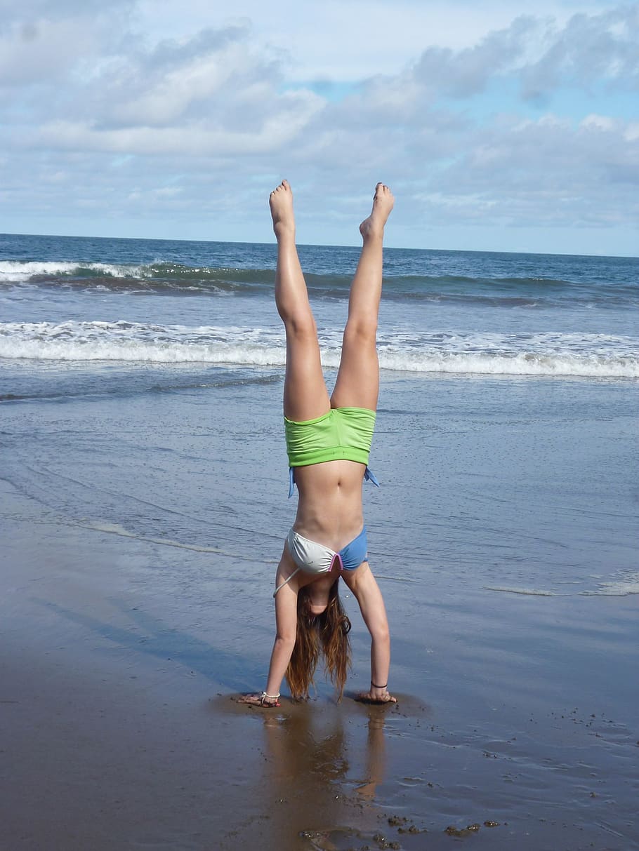menina, parada de mãos, praia, costas, acrobacia, exercício, sol, diversão, férias, feriados