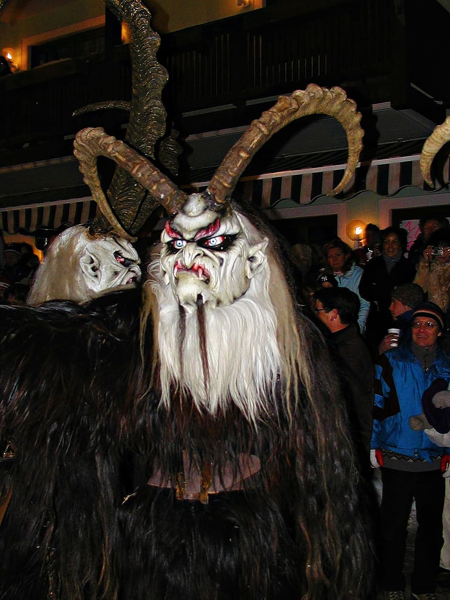 orang, mengenakan, kostum monster, Musim Dingin, Austria, Tradisi, perchtenlauf, topeng, iblis, bertanduk