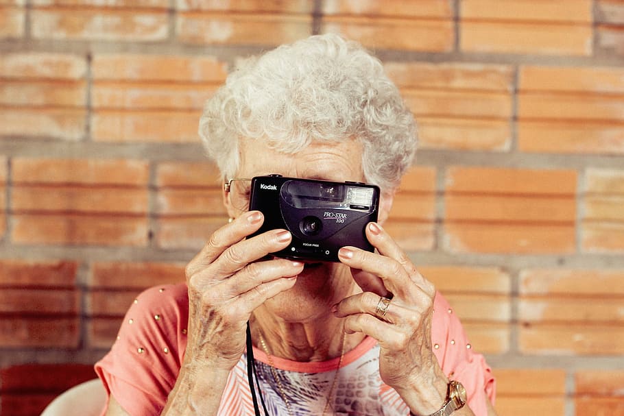 mulher, usando, preto, câmera de filme kodak, laranja, pessoas, câmera, fotografia, fotógrafo, velho
