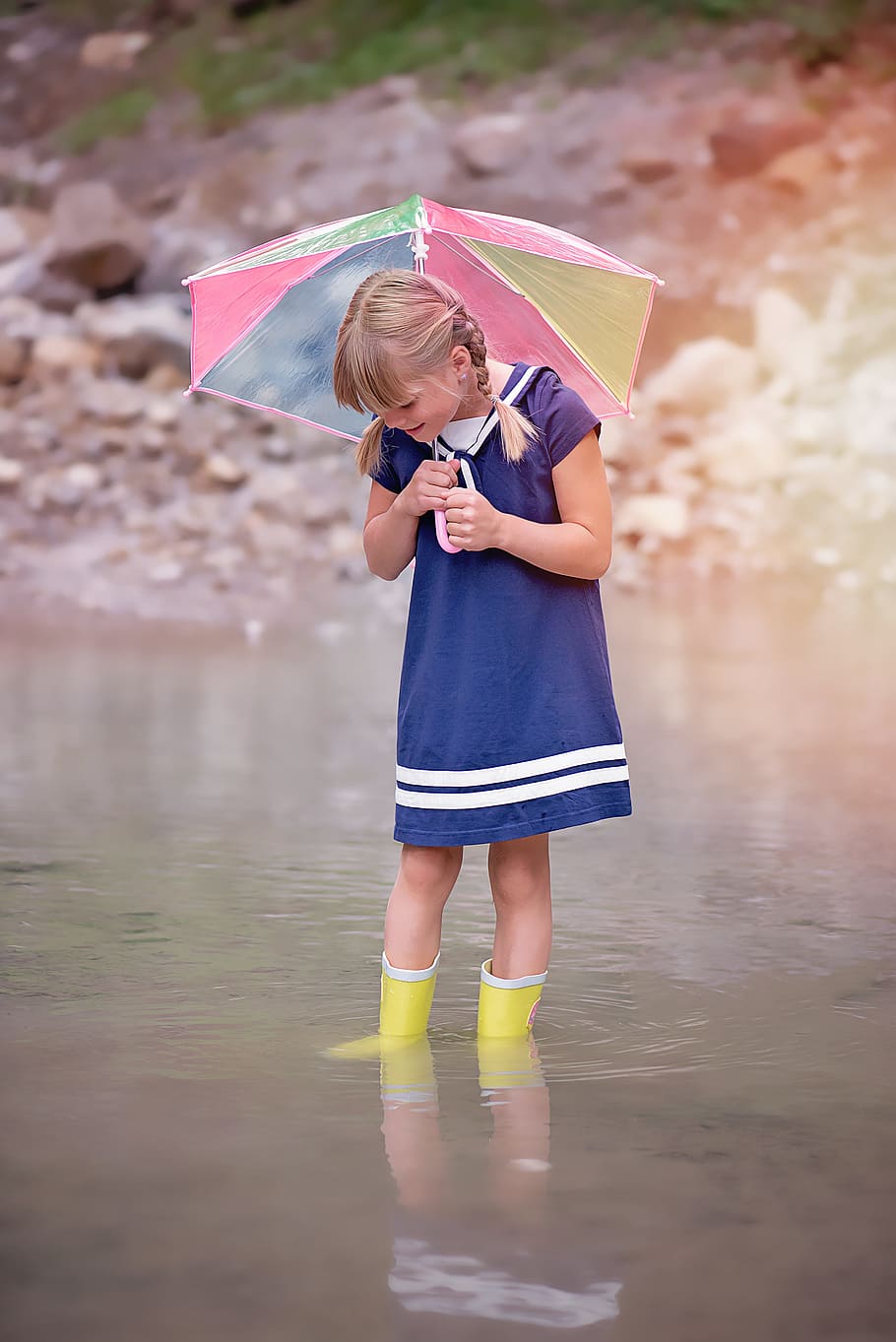 niña, vistiendo, azul, vestido, tenencia, paraguas, persona, humano, niño, agua