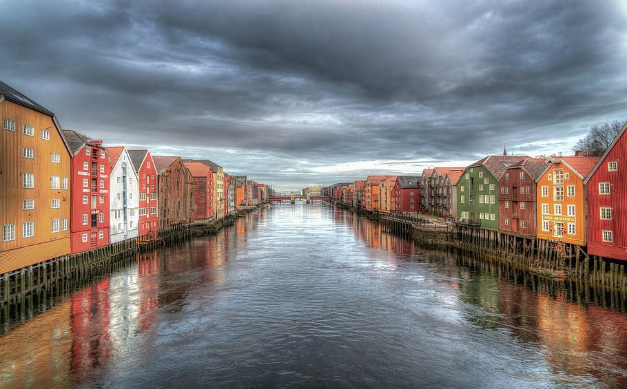 pintura em lote de casa de cores sortidas, trondheim, noruega, rio, nuvens, céu, arquitetura, colorido, viagem, europa