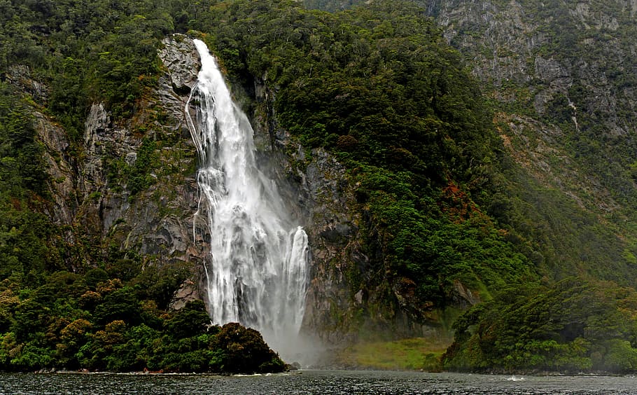 Lady Bowen Falls, Cataratas Bowen, Milford Sound, NZ, cenário de cachoeiras, agua, cascata, plantar, beleza natural, terra
