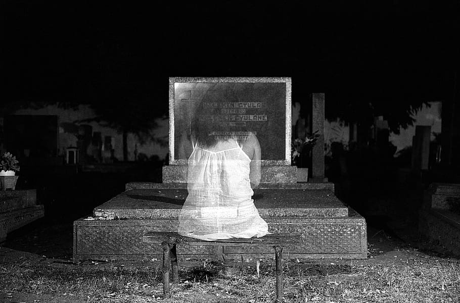 foto em escala de cinza, mulher, branco, vestido, sentado, frente, comemorativa, pedra, escala de cinza, foto