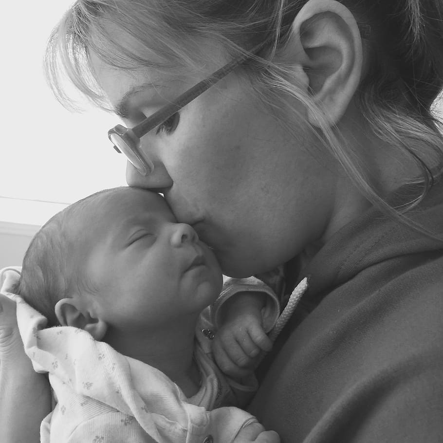 foto grayscale, wanita, ciuman, bayi, grayscale, foto, cinta, ibu, bayi baru lahir, anak perempuan
